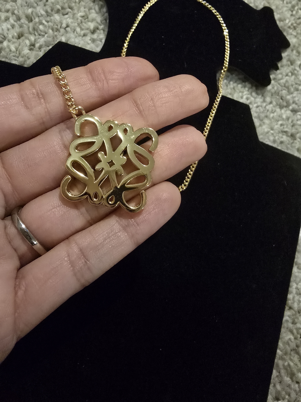 18kgp Loewe Gold-Tone Women's Lariat Necklace with Filigree Pendant - Picture 5 of 8